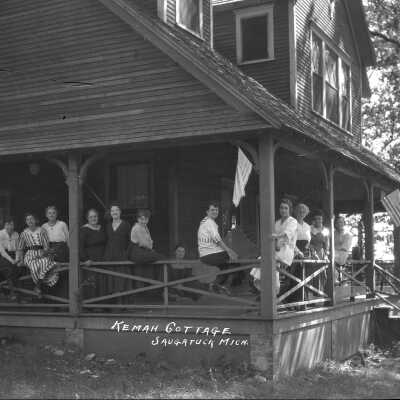 Ca 1910: Kemah Cottage