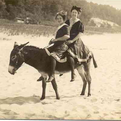 05.TwoFemaleBathersonDonkey1910.jpg 113KB