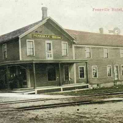 CWPC-0604FennvilleHouse.JPG 521KB: Fennville House by railroad tracks
