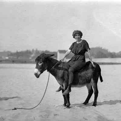 Dynamite_lady_-_beach.jpg 941KB: single woman in swimming attire and hair covered