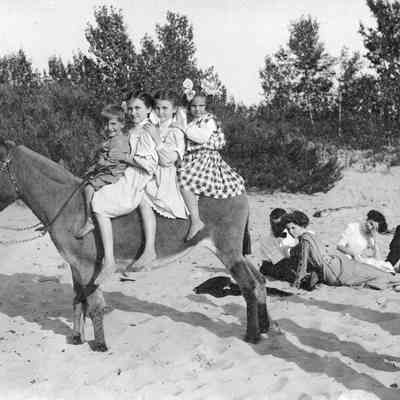 children on dynamite ca 1910.jpg 814KB