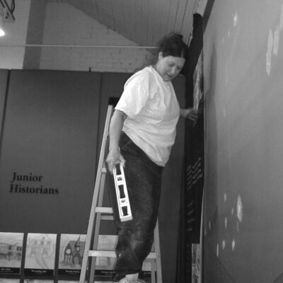 10.karenDunn.004.jpg 471KB: and a tricky wallpapering job done skillfully by Karen Dunn