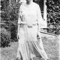          Irene standing by house 1931.jpg
   