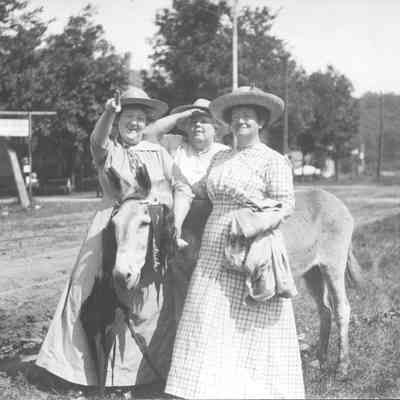 dynamite 0530TH~1.jpg 459MB: Three merry ladies looking to the distance, Dynamite wearing ribbons