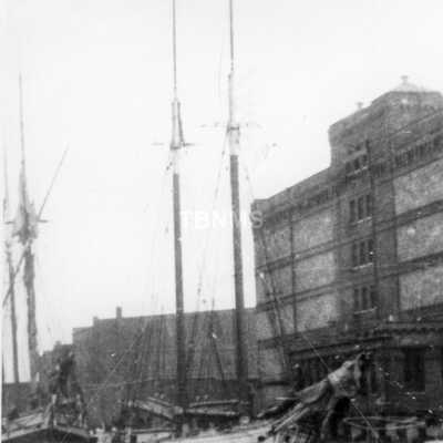 from https://chicagology.com/harbor/ships/maryagregory/