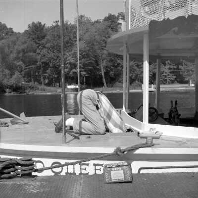 555 0/3	Saugatuck - boats	1961	Island Queen: Hoffman checks under the deck