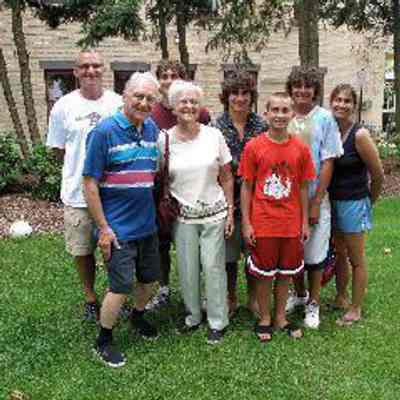 IMG_2352.jpg 183KB: Cal and Family