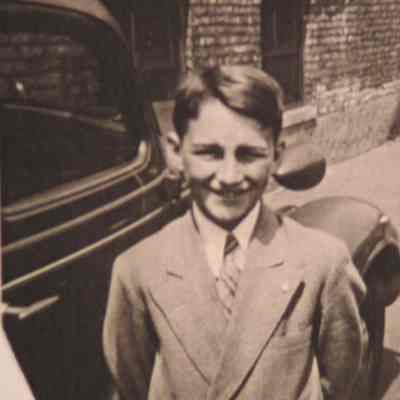 IMG_2374.JPG 245KB: Cal at a young age near he time of his last visit to Mrs. Hoey.