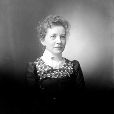 Lizzie_Enger.jpg 288KB: woman with broach on high collared dress