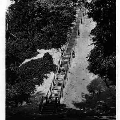 96-105-5_Stairs_up.jpg 106KB