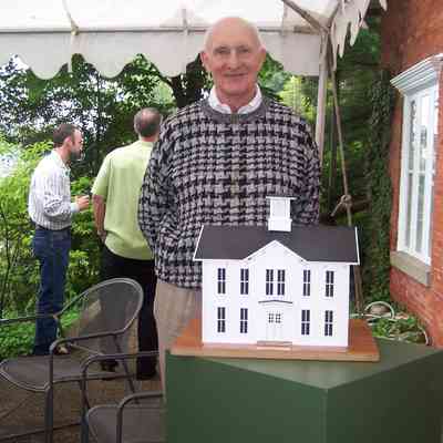 100_9447.jpg 1MB: Arnold Shafer posing with his model at a 2007 museum opening party.