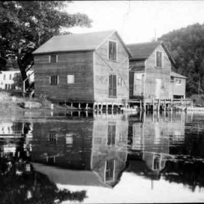 29 Oxbow.jpg 182KB: Shrivers Bend shanties/fish houses or ice houses aka the Waldorf Castoria studios