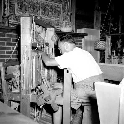 281 0/2	Ox-Bow - Classes	1957	D. Meredith Woolf weaving