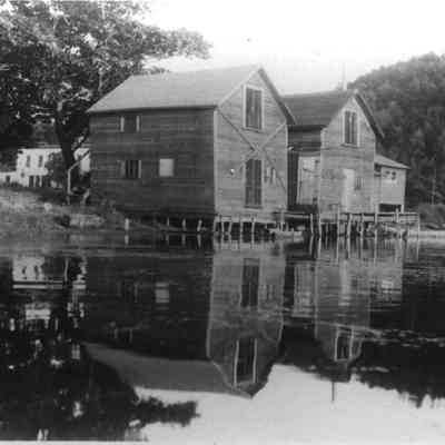004.jpg 357KB: Waldorf, Castoria, and Studios that once were along the shore