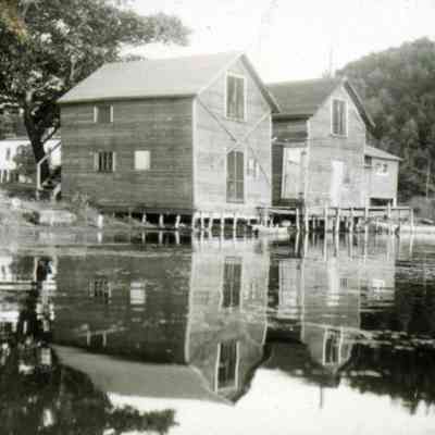 shacks.jpg 634KB: Waldorf, Castoria, and Studios that once were along the shore