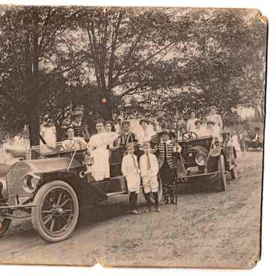 CarsVillageSquareCa1910.jpg 7.2MB: Another version of this image with names listed from the Jack Sheridan drive