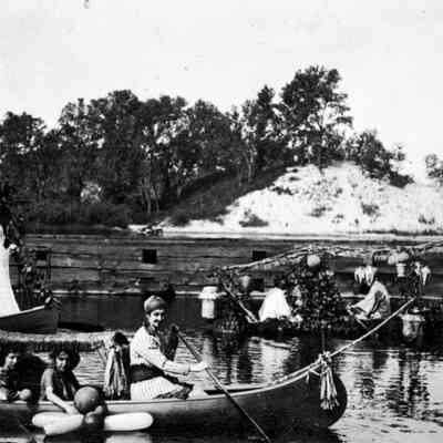 Ox-Bow festivalCanoes decorated.jpg 515KB
