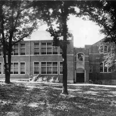 96 22 1 1929 School bldg.jpg 1.5MB: Original located in box 31, envelope 96-22-1. Stone visible above curved entry.