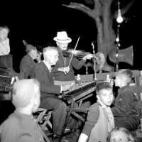          Fiddlers in the park 1948 picture number 3
   