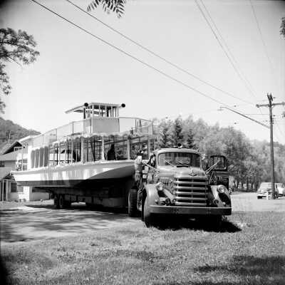 570 10/10	Saugatuck - boats	6/1956	Island Queen II on truck