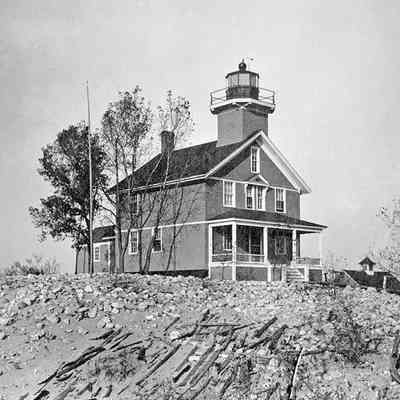 Kalamazoo_pre1912_cg.jpg 292KB Kalamazoo light house prior to decommissioning in 1914: https://www.history.uscg.mil/Browse-by-Topic/Assets/Land/All/Article/1955696/kalamazoo-river-lighthouse/