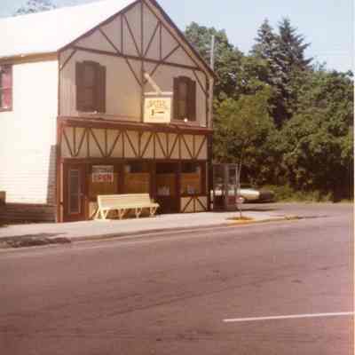 Auction_House.jpg 295KB