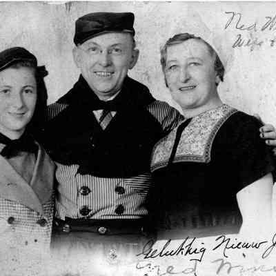 89-1-273_Ned_Winslow_Family.jpg 925KB: Ned Windslow wife and daughter, gelukkig Nieuwjaar [happy new year]