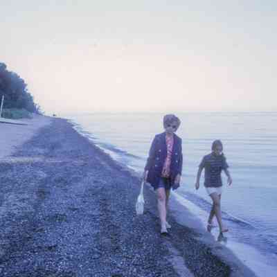 Filename: Stube23 Joan, Jane & Carol Stube by Lake MI 8_71.jpg 1.2MB
