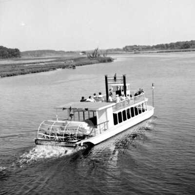 569IslandQueenUpriver.jpg 152KB