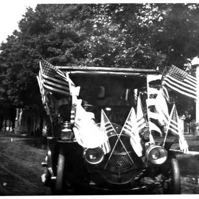 Car_on_Culver_ca_1910.jpg 485KB: Model T with flags