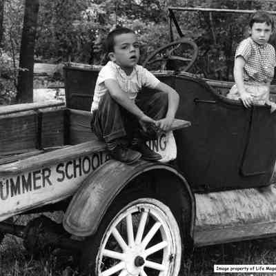 Children_at_Oxbow.jpg 491KB