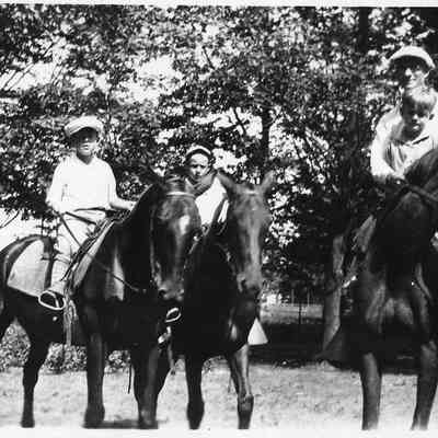 V.H.B. Sr., V.H.B. Jr., Paul, & Jack on horses 1927.jpg