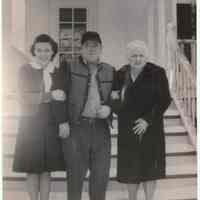          SewersFolks.jpg 144KB; possibly Jean, Frank and Mary Sewers
   