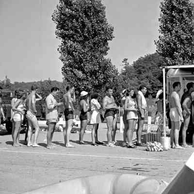 a705 oval food line.jpg 2.4MB: 705 1/1	saugatuck - Beach	8/6/1949	Lineup for William and Alice Pluim's popcorn wagon at Oval Beach
