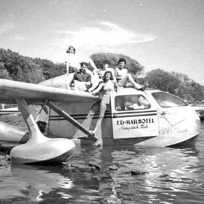 SeabeeWithGirls.jpg 287KB