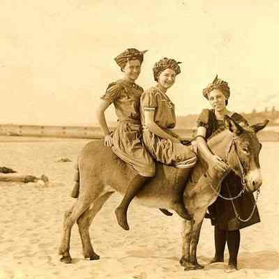 Beach.020.ThreeFemaleBathersDonkey!!!!.jpg 313KB