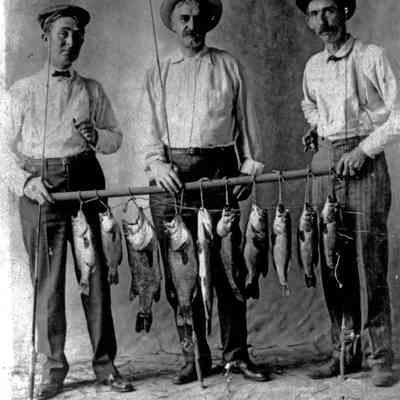 Fish.BU 03 Men display fish.jpg 1.1MB: 1907