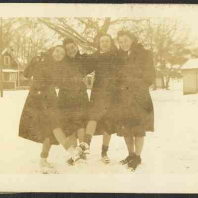 ES70006AliceLungrenPearlSis-RuthJeanWhiplePearlSis.JPG 72KB: ES70006- Alice Lundgren.to left.  She's over in the nursing home. Ruth Jean Whipple (2nd from R),
Peal sisters (2nd from L and far R)