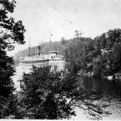 bf017.jpg 465KB: Likely North American or South American steamer on the river
