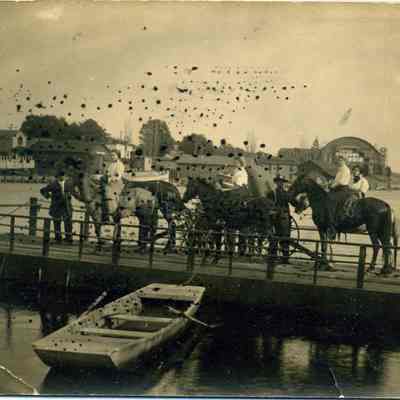 Horses on Ferry.jpg 697KB