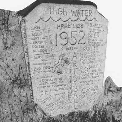 1952 burial capstone.jpeg 795KB