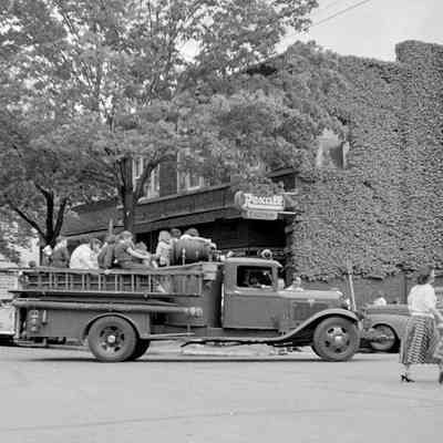 ParadeFiretruckca1954.jpg 256KB