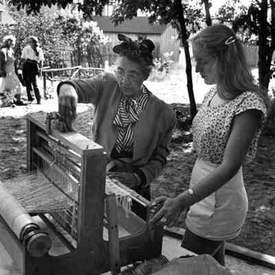 file780.jpg 304KB: Elsa Ulbricht teaching weaving