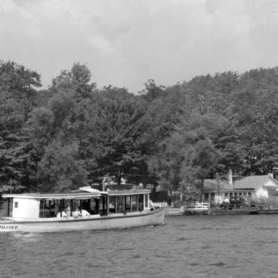 606 0/1	Saugatuck - boats	8/1942	Wolverine on river
