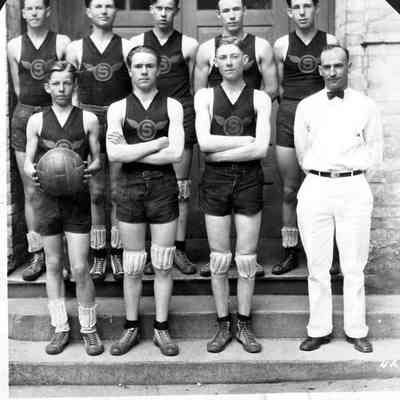 033_Basketball_team_1926.jpg 150KB