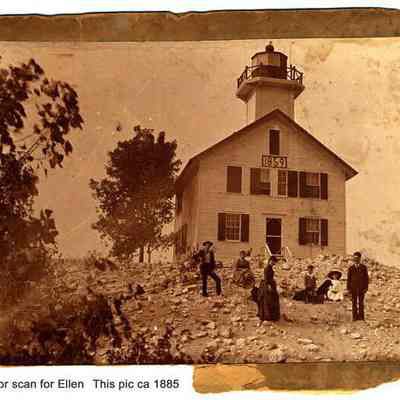 Lighthouse_with_Bakers_pose: 1.8 MB  Digital file at 2021.72.02