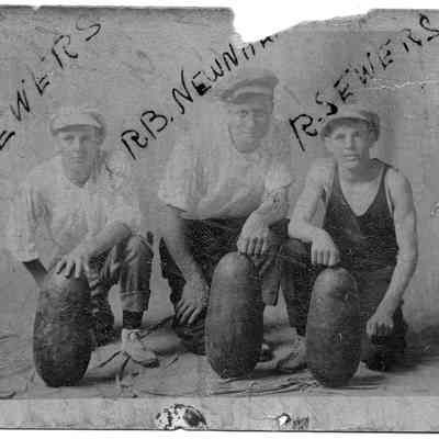 89-1-224_B_Sewers_Newnham_Sewers.jpg 943KB: Rube Sewers, R.B. Newnham, Frank Sewers posed with melons?
