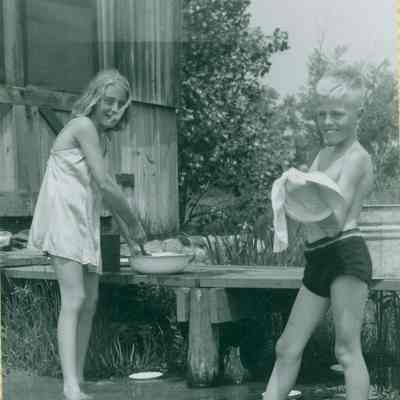 Mar & Norm ca 1940.jpg 401KB: Martha and Norman washing dishes