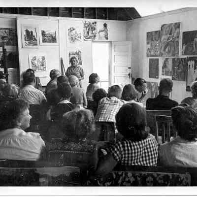 class035.jpg 1.7MB: Elsa Ulbricht leads a critique