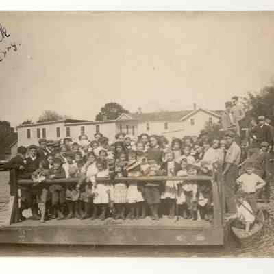 Old_Ferry.jpg 740MB: school group on the Saugatuck Old Ferry
